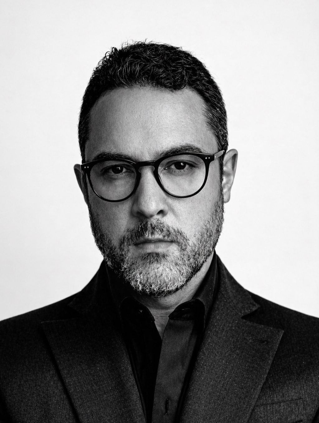 Retrato em preto e branco do Dr. Daniel Figueiredo, de óculos e paletó escuro